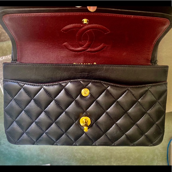 Chanel Medium Classic Flap Black Lambskin - Picture 6 of 15